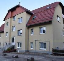 Diese gepflegte 2-Zimmer-Dachgeschosswohnung in Nossen überzeugt mit einer durchdachten Raumaufteilung und einer Wohnfläche von ca. 61 m². Das Mehrfamilienhaus wurde im Jahr 2002 errichtet und...