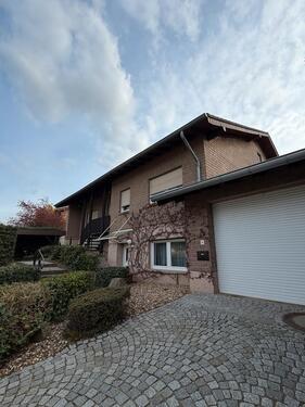 Foto - Freistehendes Einfamilienhaus mit Einliegerwohnug, Garage