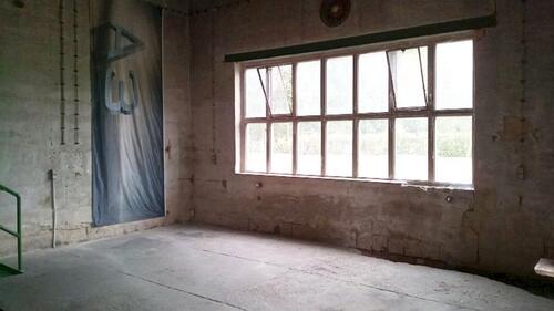 Foto - HALLE GROSSGARAGE WERKSTATT m. GRUBE und BÜRO LAGER GARAGE 110 qm