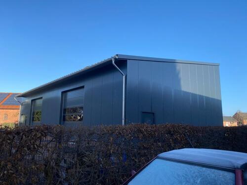 Foto - PKW Stellplatz in neu errichteter Halle