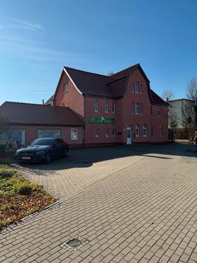 Foto - Haus mit Doppelgarage und Geschäftsräumen