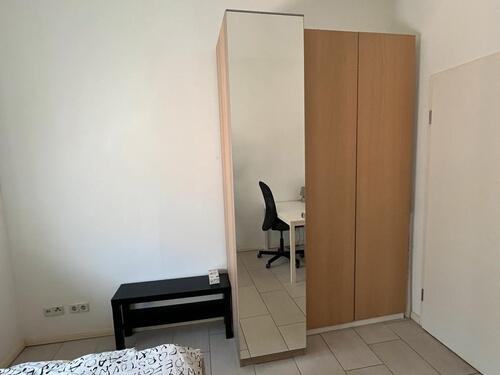 Foto - 1 Zimmer mit mit Anmelden Möglichkeit, in 2 Zimmer Wohnung.