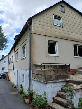 Foto - Kleine Doppelhaushälfte mit Nebengebäude und kleinem Garten