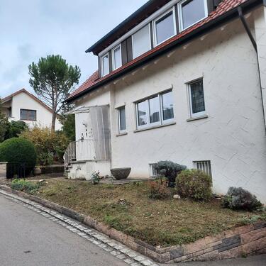 Foto - Freistehendes Einfamilienhaus mit Garten und zwei Garagen