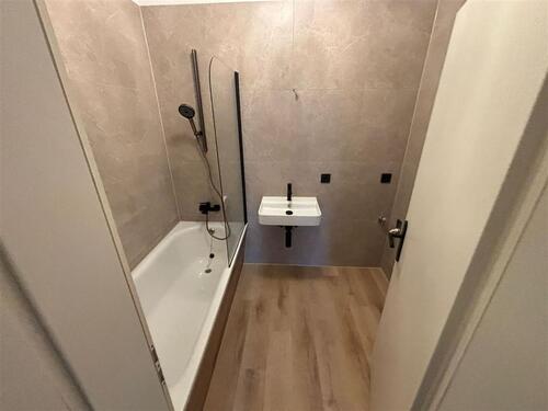 Foto - NEU-Sanierte 2-Zimmer mit Laminat, Wannenbad und offener Küche in zentraler Lage! EBK mgl.