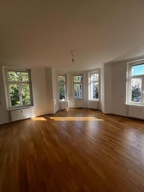 Foto - Helle 2-Zimmer-Altbauwohnung mit EBK, Aufzug & Erkerblick