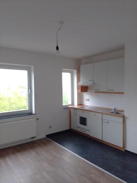 Foto - Anfragen NUR per E-Mail. Top geschnittene 2-Zimmer Wohnung ( Wohnküche und zwei Schlafzimmer) mit EBK im 3-OG nahe Schulzentrum Geschwister Scholl.