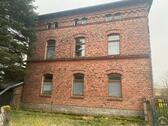 Foto - Solides Reichsbahngebäude von 1890 in THÜRINGEN.
