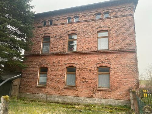 Foto - Solides Reichsbahngebäude von 1890 in THÜRINGEN.