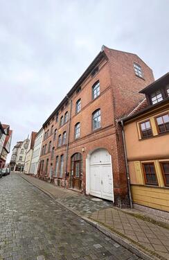 Foto - Gewerbe mit Charakter: Backstein-Optik, großes Tor & Innenhof
