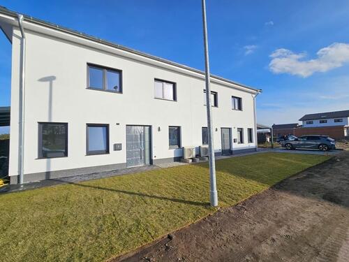 Foto - Neuwertige Doppelhaushälfte mit EBK Carport Terrasse