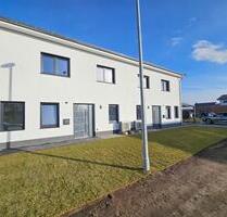 Neuwertige Doppelhaushälfte mit EBK Carport Terrasse - Hillerse