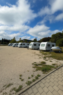 Foto - Vermiete Stellplätze ideal für Wohnmobile, Anhänger & Bootsanhäng