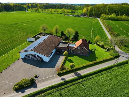 Foto - Exklusives Einfamilienhaus mit Multifunktionshalle und Traumgarte