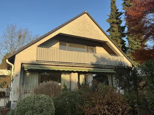 Foto - Gemütliche Dachgeschosswohnung mit Balkon in ruhiger Lage von Langenfeld. In einem gepflegten 2-Parteien-Haus aus dem Baujahr 1971 befindet sich diese wunderschöne 3-Zimmer-Dachgeschosswohnung in...