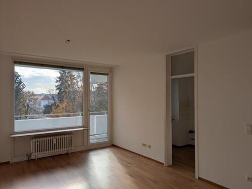 Foto - Lichtdurchflutete Zwei-Zimmer-Wohnung mit weitläufigem Balkon