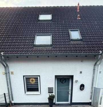 Foto - modernes Reihenhaus mit Fußbodenheizung und Terrassenüberdachung