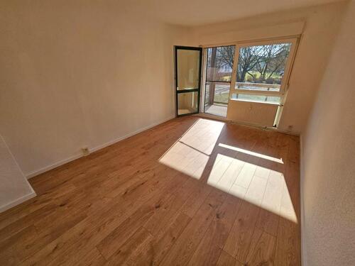 Foto - ERSTBEZUG nach Renovierung inkl. 3 Zimmern + Tageslichtbad mit Dusche + Balkon + Laminat