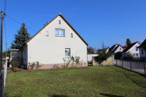 Foto - Einfamilienhaus mit Nebengebäude und 3 Garagen - neuer Versuch