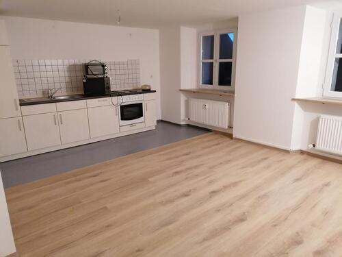 Foto - Modern renovierte 2-Zimmer-Wohnung mit offenem Wohn-Essbereich und Einbauküche in Sulzbach-Rosenberg