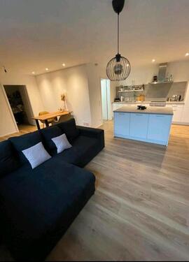 Foto - Luxuriöse 2.5-Zimmer-Wohnung mit Ebk und Stellplatz