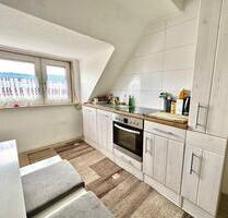 Helle 4 Zi, DG Wohnung mit Carport & Gartengrundstück - Eschershausen
