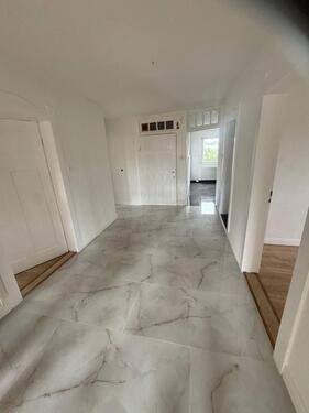 Foto - 5-Zimmer-Dachgeschosswohnung – Komplett saniert – Neues Bad – Mit