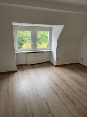 Foto - Attraktive 3-Zimmer-DG-Wohnung mit GarageZufahrt u Garten