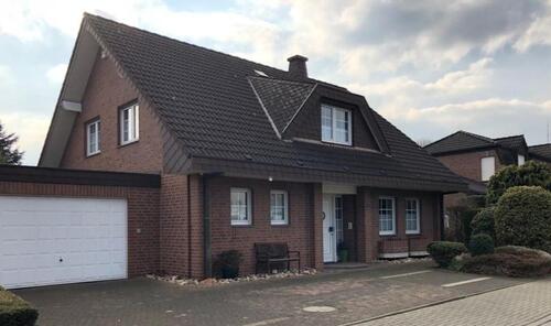 Foto - Freistehendes Einfamilienhaus mit 5 Zimmern und ruhigem Garten
