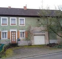 Bauernhaus mit großer Scheune und großer Wiese - Lebach