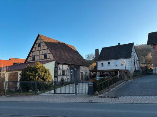 Foto - Kleines Bauernaus mit Scheune und Großen Garten