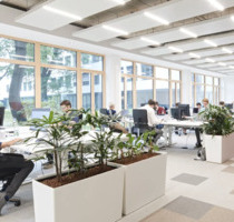 Moderner Schreibtischplatz im Nürnberger Nordostpark-Coworking mit Fitness