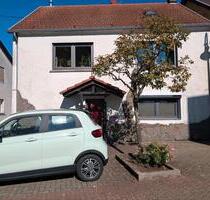 Freistehendes Einfamilienhaus mit Balkon und Garten von privat - Merchweiler