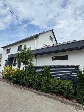 Foto - Tolle 5 Zi.-Wo. mit 40 qm Dachterrasse (Halbes Haus) 1 und 2 OG