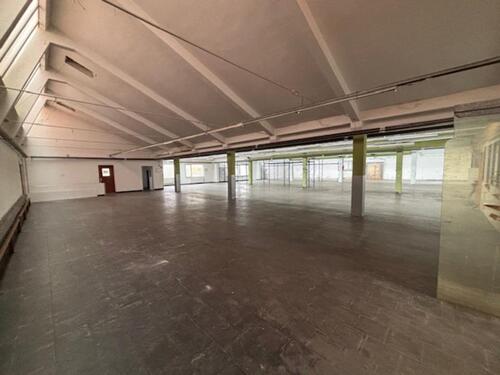 Foto - zentrales Lager in Teilflächen von 402 m², 755 m² oder 1157 m²