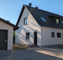 Hochwertig kernsanierte Doppelhaushälfte, Garten, Nebengebäude - Rechlin