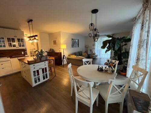 Foto - Schöne, neuwertige 4-Zimmer-EG-Wohnung mit Balkon und EBK