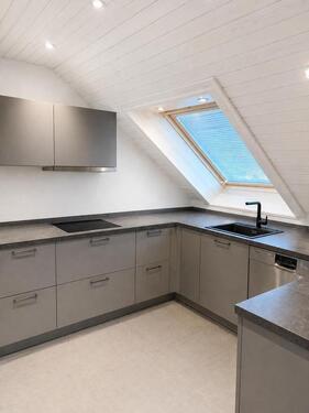 Foto - Große 4,5 Zi. DG Wohnung, EBK, Balkon, Garage ruhige Lage,