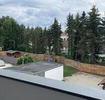 Moderne, helle 3-Zimmer-DG Wohnung mit Balkon, Beleucht. u. Küche - Burgrieden