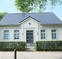 Stilvoll Wohnen: Großzügige Erdgeschosswohnung in sanierter Stadtvilla - Leer (Ostfriesland)