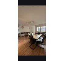 Schöne und helle 2,5 ZKB mit Balkon und Garage - Homburg