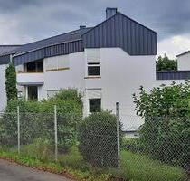 Gepflegte 4-Zimmer Wohnung mit Terrasse - Straßenhaus