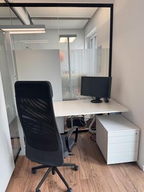 Foto - Co-Working-Schreibtisch in ruhigem Büro – Glasfaser WLAN