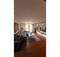 Gepflegte 2-Raum-Wohnung mit Balkon und Einbauküche in Hof