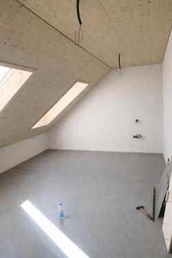 Foto - Moderne, lichtdurchflutete Dachgeschosswohnung mit großem Balkon