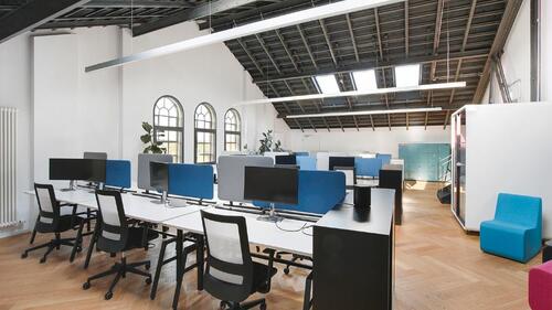 Foto - Moderner Schreibtischplatz im IT-Hub Münchens, flexibel, Kaffee & Terrasse