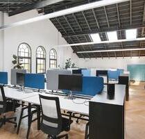 Moderner Schreibtischplatz im IT-Hub Münchens, flexibel, Kaffee & Terrasse