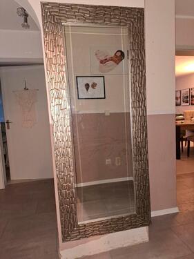 Foto - Eleganter Ganzkörperspiegel mit modernem Strukturrahmen