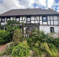 Idyllisch gelegnes Zentrales Familienhaus mit Scheune und Garten - Breuna