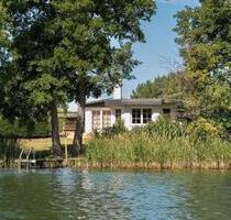 Sonniges Wassergrundstück mit Bootssteg (Rheinsberger Seenplatte)